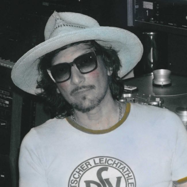 León Larregui